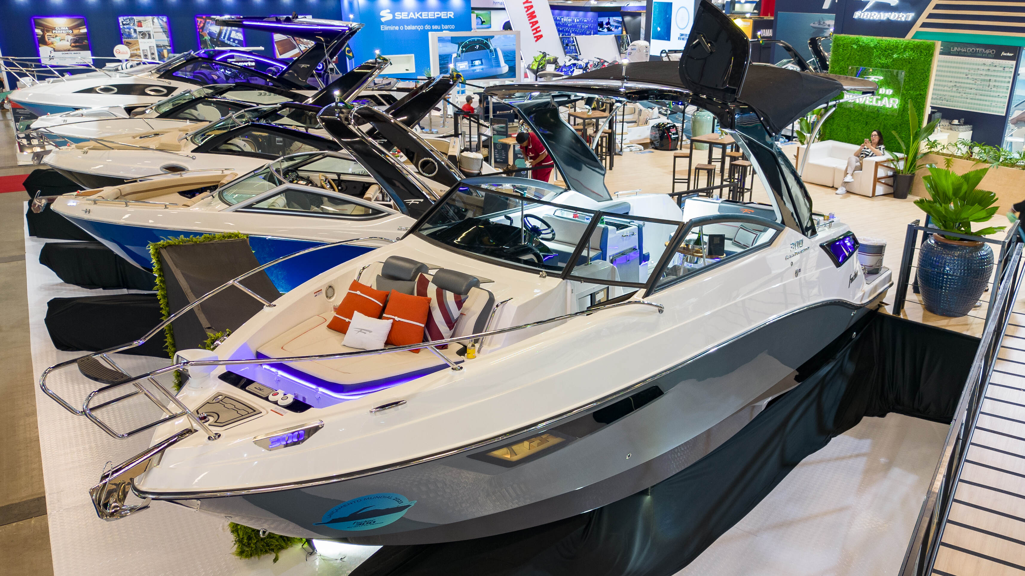 Lançamento: Focker 300 GranTurismo apresenta navegação tecnológica no SP Boat Show